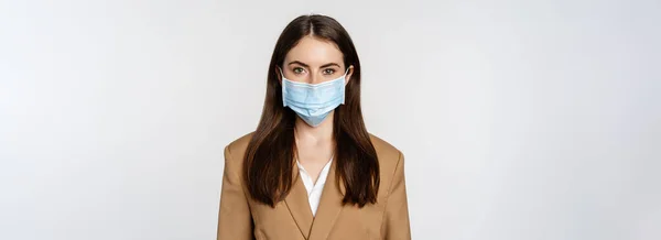 Koncepcja Pracy Pandemii Portret Bizneswoman Masce Medycznej Garniturze Patrząc Poważnie — Zdjęcie stockowe