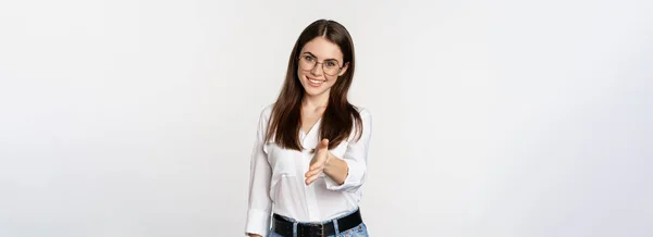 Corporate Kobieta Biurze Wyciąga Rękę Uśmiecha Się Uścisk Dłoni Powitanie — Zdjęcie stockowe