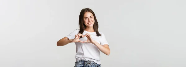 Tender Menina Bonita Morena Mostrando Gesto Coração Expressar Amor Cuidado — Fotografia de Stock