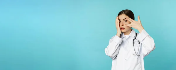 Shocked Woman Doctor Peeking Fingers Turn Away Smth Cringe Ugly — Stok fotoğraf