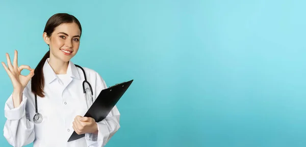 Confident Smiling Doctor Woman Physician Showing Okay Holding Clipboard Appointment — Foto de Stock