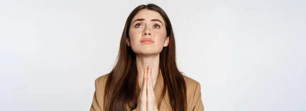 有希望的企业女性 学生祈祷 祈求上帝 仰视和恳求 站在白色的背景之上 复制空间 — 图库照片