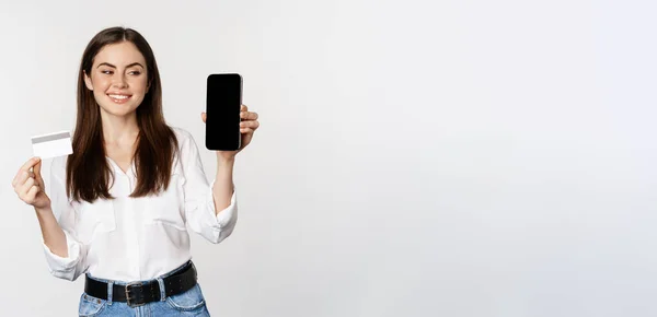 Portrait Female Model Showing Credit Card Smartphone Screen Recommending Application — Fotografia de Stock