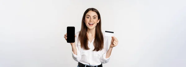 Mulher Feliz Mostrando Cartão Crédito Tela Smartphone Conceito Compras Line — Fotografia de Stock