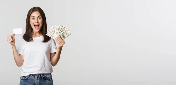Emocionado Chica Morena Feliz Mostrando Tarjeta Crédito Dinero Sonriendo Sobre — Foto de Stock