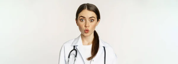 Kadın Doktor Portresi Şaşırmış Şaşkın Ilgi Eğlence Dolu Beyaz Arka — Stok fotoğraf