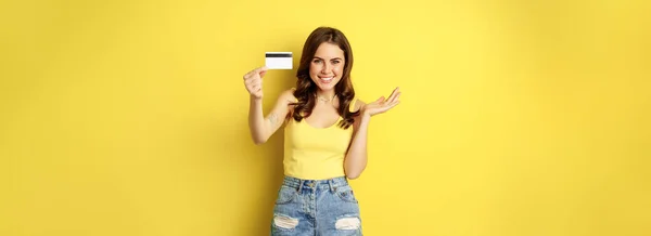 Portrait Brunette Girl Showing Her Credit Card Smiling Wearing Summer — Fotografia de Stock