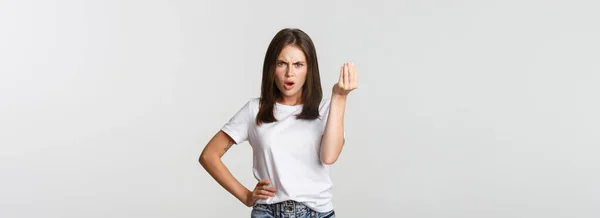 Verwirrtes Und Wütendes Brünettes Mädchen Streitet Über Geld — Stockfoto
