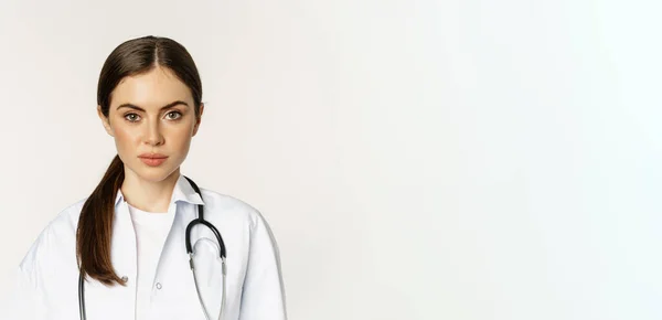Zbliżenie Portret Twarz Młodej Kobiety Lekarz Stetoskopem Wygląda Poważnie Profesjonalny — Zdjęcie stockowe