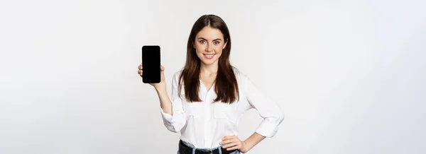 Selbstbewusste Frau Unternehmenskleidung Zeigt Smartphone Bildschirm Mobile Benutzeroberfläche Einer Anwendung — Stockfoto