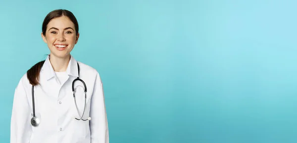 Mosolygó Egészséges Egészségügyi Dolgozó Fiatal Orvos Néz Boldog Álló Fehér — Stock Fotó