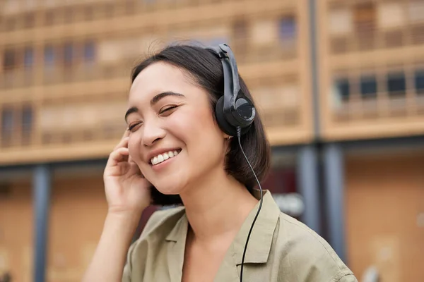 Retrato Hermosa Mujer Asiática Auriculares Escuchando Música Calle Del Centro —  Fotos de Stock