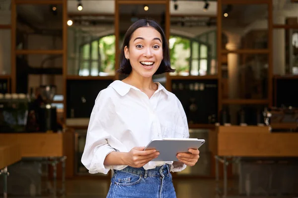 Sonriendo Hermosa Camarera Mujer Negocios Con Tableta Digital Riendo Mirando —  Fotos de Stock