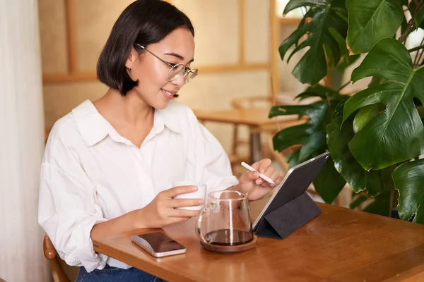 Mujer Asiática Gafas Viendo Smth Tableta Digital Bebiendo Café Café — Foto de Stock
