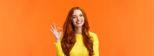 満足した消費者は製品を推奨します かなり笑顔でかわいい陽気な女性の赤毛の女性 良いジェスチャーを示す のような 同意または何かを承認 肯定的なフィードバックを与える オレンジの背景 — ストック写真