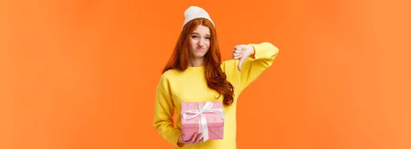 Skeptical Awkward Cute Redhead Picky Girl Dont Christmas Gift Aunt — 스톡 사진