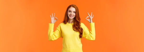 完璧なアイデアの概念 受け入れ 黄色のセーターの良い顔の赤毛の女の子 大丈夫を示す 良いまたは承認サイン笑顔うなずく合意 結果に満足 すべての完璧な オレンジの背景 — ストック写真