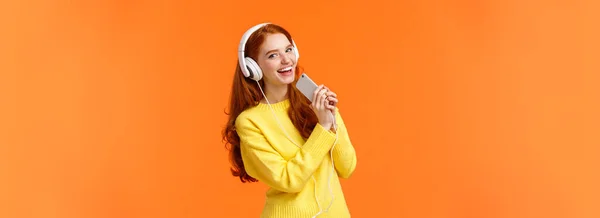 Csinos Vörös Hajú Kaukázusi Élvezi Hallgatni Zenét Játszani Karaoke App — Stock Fotó