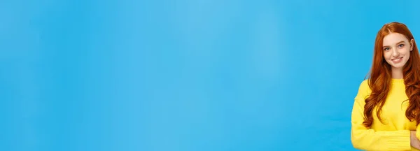 Талия Снимок Привлекательный Кокетливый Рыжая Современная Девушка Millennial Желтом Свитере — стоковое фото