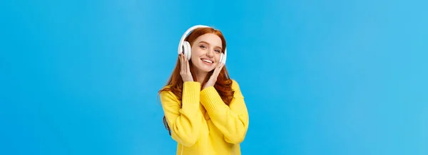 Μοντέρνο Ελκυστικό Ανέμελη Κοκκινομάλλα Γυναίκα Κίτρινο Πουλόβερ Ακούγοντας Μουσική Ακουστικά — Φωτογραφία Αρχείου