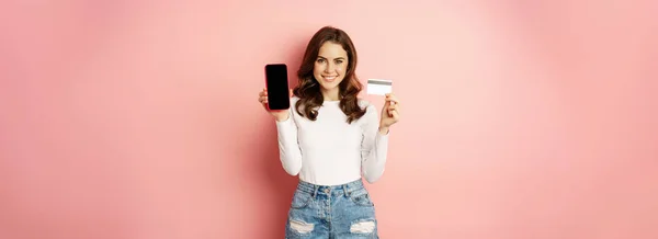 Online Shopping Stores Concept Young Beautiful Woman Showing Mobile Phone — Stock Photo, Image