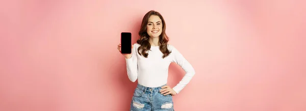 Mulher Sexy Elegante Mostrando Tela Telefone Móvel Interface Aplicativo Smartphone — Fotografia de Stock