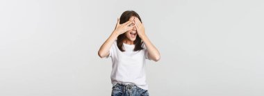 Heyecanlı ve meraklı kız gözlerini kapadı ve parmaklarının arasından bakıp eğlendi..