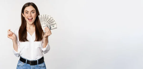 Entusiastisk Kvinna Visar Pengar Kontanter Och Leende Fick Lån Mikrokrediter — Stockfoto