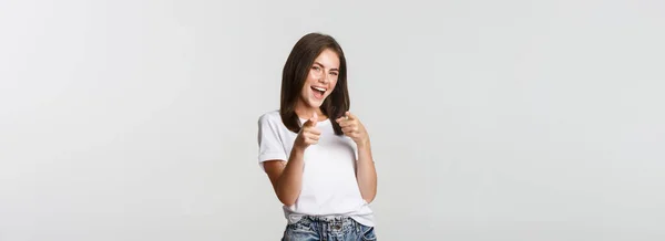 Glimlachend Vrolijk Brunette Meisje Wijzend Vinger Naar Camera Gefeliciteerd Prijzen — Stockfoto