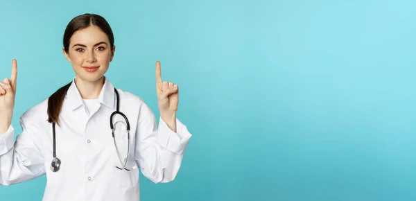 Kendine Güvenen Genç Bir Doktorun Portresi Ceketli Bir Tıp Çalışanı — Stok fotoğraf