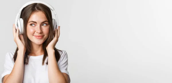 Zbliżenie Uśmiechniętej Atrakcyjnej Brunetki Słuchającej Muzyki Słuchawkach Cieszącej Się Ciekawym — Zdjęcie stockowe