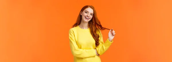 ケアフリーよく見て 笑顔歯の赤毛の女性は 生姜の髪を持つ女の子は チャットの友人として笑って 髪にカール圧延 頭を傾け 楽しく笑顔 会話を持ち オレンジの背景 — ストック写真