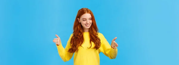 Kırmızı Kıvırcık Saçlı Çilli Mutlu Bir Genç Kadın Uzun Bir — Stok fotoğraf