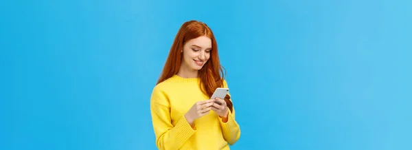 信息传递和人的概念 红头发的可爱无忧无虑的女孩喜欢上网浏览 挑选新的服装店 用智能手机购物 微笑找到极好的选择 — 图库照片
