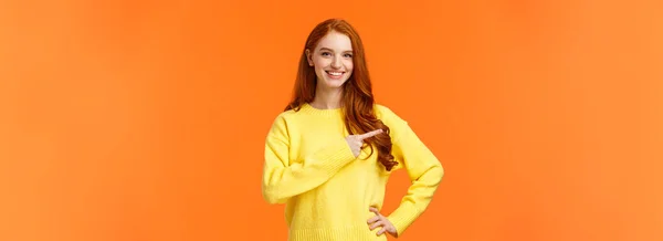 ショッピング 消費者と休日の概念 黄色のセーターの陽気魅力的な赤毛の女性は チェックアウトのショッピングモールの販売を招待し 左を指して 製品を提示し アドバイスは リンクをクリックし — ストック写真