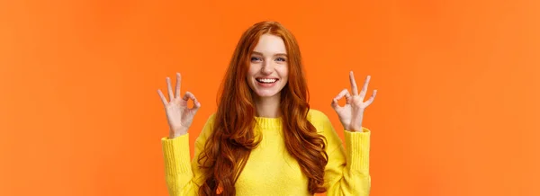 寒假的概念 迷人的红头发女人 举止端庄 面带微笑 一切都很好 赞同或喜欢产品 推荐网上商店 橙色背景 — 图库照片