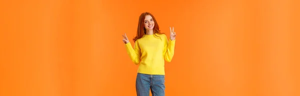 Vertical Full Length Bonito Linda Ruiva Adolescente Jeans Camisola Amarela — Fotografia de Stock