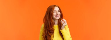 Duygular, tatiller ve pozitiflik kavramı. Tasasız modern hippi kız arkadaşlarıyla eğleniyor, gülüyor, neşeyle gülüyor, komik komedi filmleri seyrediyor, turuncu arka planda..