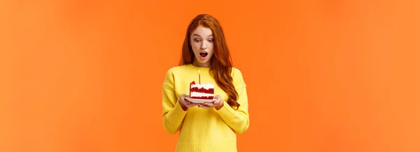 Ragazza Che Esprime Desiderio Ricevere Torta Compleanno Con Una Candela — Foto Stock