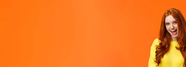 Популярная Смелая Крутая Рыжеволосая Девушка Курточками Показывающая Прекрасный Жест Возбужденно — стоковое фото