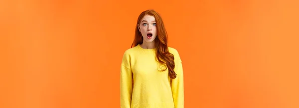 Shocked Redhead Cute Girl Drop Jaw Astounded Speechless Stare Camera — 스톡 사진