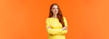 İş, e-ticaret ve insan konsepti. Modern öğrenci, kızıl saçlı kız öğreniyor. Üniversitede dijital tasarım, kendine güvenen, kendine güvenen, güler yüzlü mutlu, turuncu arka planda göğüslerinin üzerinde çapraz kollar..