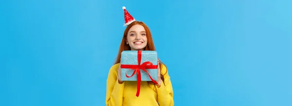 兴奋快乐的红头发女友喜欢庆祝圣诞 喜欢秘密地接受礼物 喜欢拿着礼物 喜欢用蓝色包裹的礼物吹牛 喜欢快乐地微笑 — 图库照片