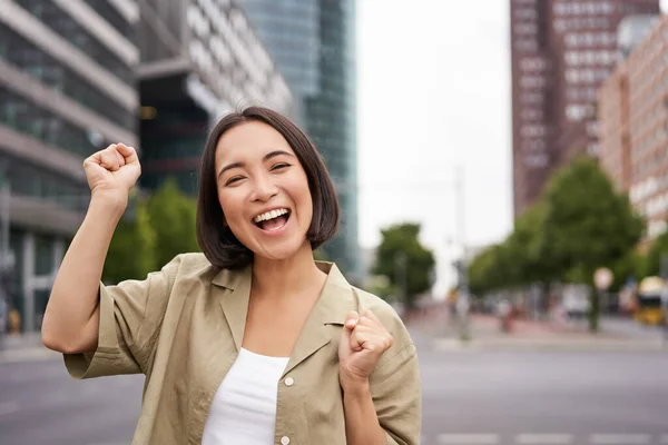 Feliz Chica Asiática Ganando Regocijándose Celebrando Las Calles Ciudad Bailando — Foto de Stock