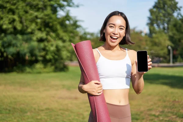 Sonriendo Chica Asiática Fitness Con Estera Yoga Goma Muestra Pantalla — Foto de Stock