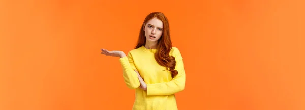 Şüpheci Sorunlu Kararsız Genç Kızıl Saçlı Kadın Nasıl Çözer Anlayamaz — Stok fotoğraf