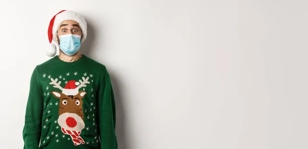 Salgın Sırasında Noel Covid Konsepti Tıbbi Maskeli Noel Baba Şapkalı — Stok fotoğraf