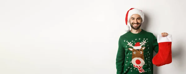 Kerstfeest Vakantie Concept Gelukkig Man Santa Hoed Brengen Geschenken Kerstsok — Stockfoto