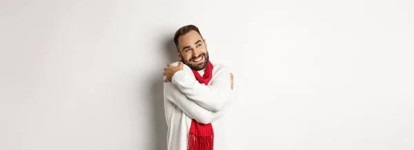 Feliz Homem Sorridente Abraçando Olhando Satisfeito Canto Superior Esquerdo Vestindo — Fotografia de Stock