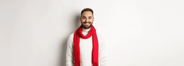 Wintervakantie Knappe Volwassen Man Met Rode Sjaal Kijken Gelukkig Camera — Stockfoto